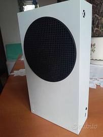 Console Xbox Series S bianca con joypad