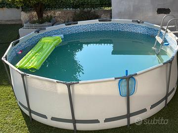 Piscina con motore