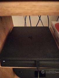 PS4 500GB + controller originale + 5 giochi FIFA
