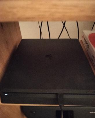 PS4 500GB + controller originale + 5 giochi FIFA
