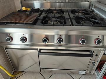 BLOCCO ATTREZZATURE CUCINA E BANCO BAR
