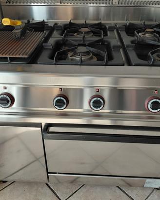 BLOCCO ATTREZZATURE CUCINA E BANCO BAR