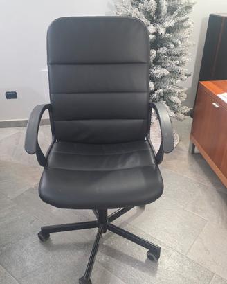 SEDIA DA UFFICIO IN PELLE NERA-GIREVOLE CON ROTELL