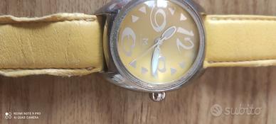 un orologio color giallo ed un Seiko dorato
