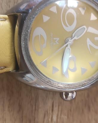 un orologio color giallo ed un Seiko dorato