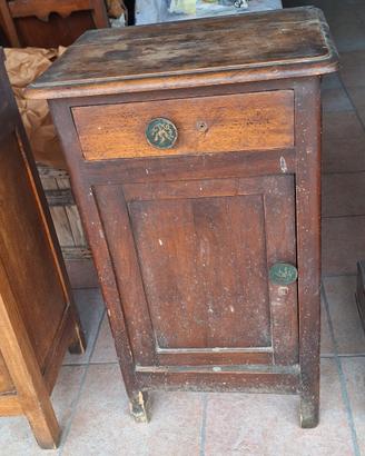 Comodino  in noce