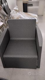 N. 2 sedie grandi, tavolino contenitore x esterno