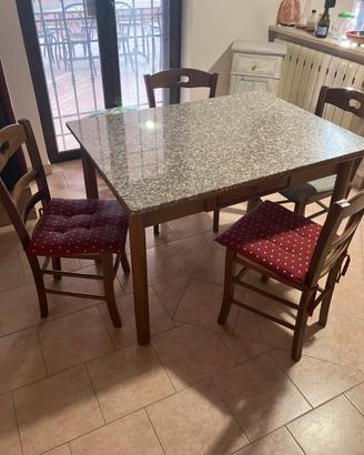 Tavolo in marmo con 4 sedie