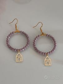 Orecchini realizzati a mano.