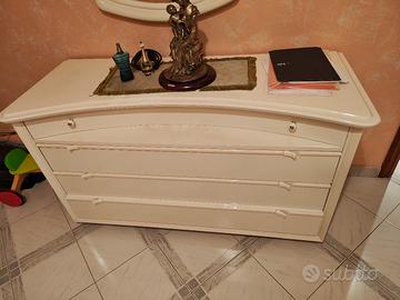 cassettiera camera da letto con specchio