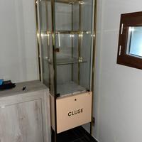 Vetrina illuminata e con serratura