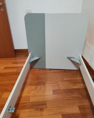 Letto singolo e scrivania sospesa