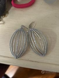 Orecchini in argento con rifinitura brillantinata