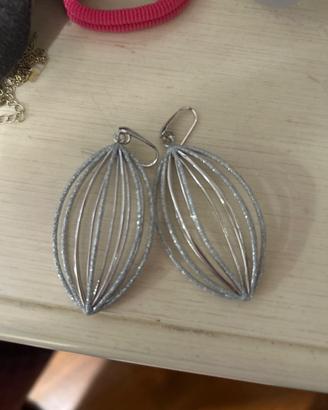 Orecchini in argento con rifinitura brillantinata