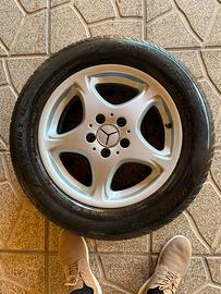 Cerchio in lega con gomma mercedes E220