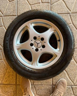 Cerchio in lega con gomma mercedes E220