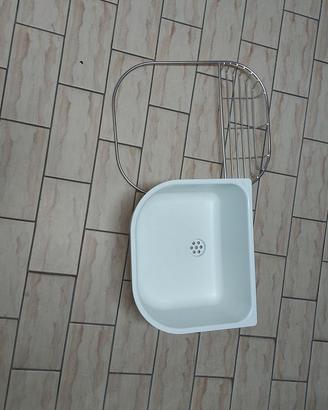 lavello con porta spugne , sapone e detersivi