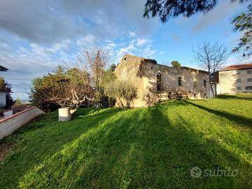 Rustico / Casale di 1320 m² con più di 5 locali a 