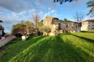 Rustico / Casale di 1320 m² con più di 5 locali a 