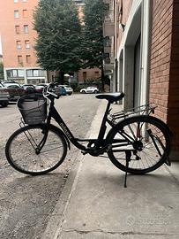 Bicicletta con cambio e cestino