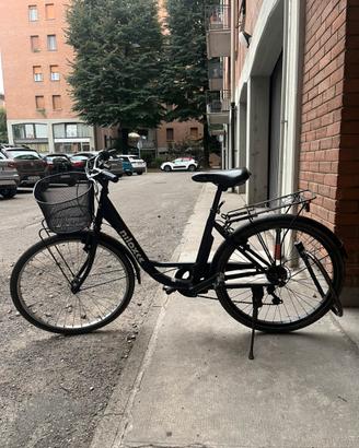 Bicicletta con cambio e cestino