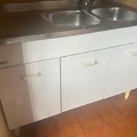 Mobile lavello con sfocciolatoio