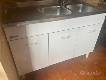 Mobile lavello con sfocciolatoio