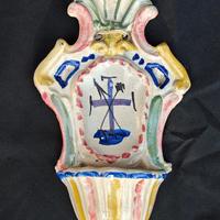 Acquasantiera in ceramica policroma dell'800