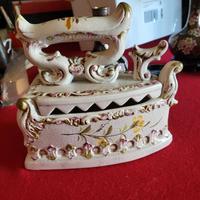 Ferro da stiro in ceramica decorato