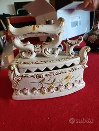 Ferro da stiro in ceramica decorato