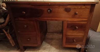 Scrivania in noce