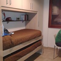 Cameretta a ponte con due letti e scrivania