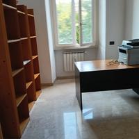 scrivania e libreria 