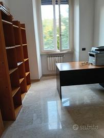 scrivania e libreria 