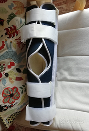 Tutore per ginocchio interamente regolabile