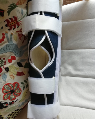 Tutore per ginocchio interamente regolabile