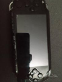 psp con caricatore e due giochi 