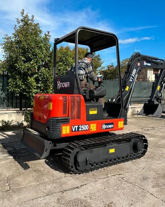 E155 Escavatore 24 q Hinowa VT2500 allargabile