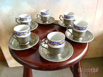 Sei tazzine in porcellana e piattini in peltro