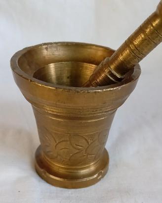 Antico mortaio in bronzo massiccio con pestello 
