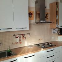 Cucina con elettrodomestici