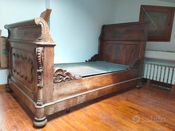 Letto antico a barca in noce massello 