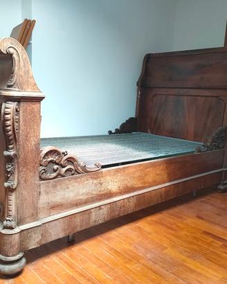 Letto antico a barca in noce massello 