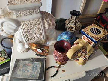 oggetti vari: elefanti, vasi