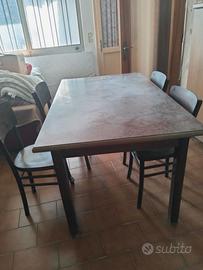 Tavolo in legno con 5 sedie