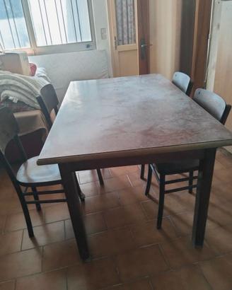 Tavolo in legno con 5 sedie