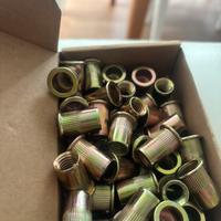 Rivetti flettati e cuscinetti a sfera e nut caps