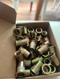 Rivetti flettati e cuscinetti a sfera e nut caps