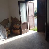 Locale fronte strada