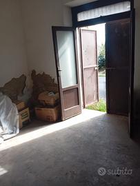 Locale fronte strada